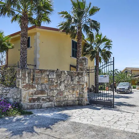 5 Bedroom Beautiful In Holiday home