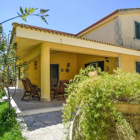 Holiday home 5 Bedroom Beautiful In Noto